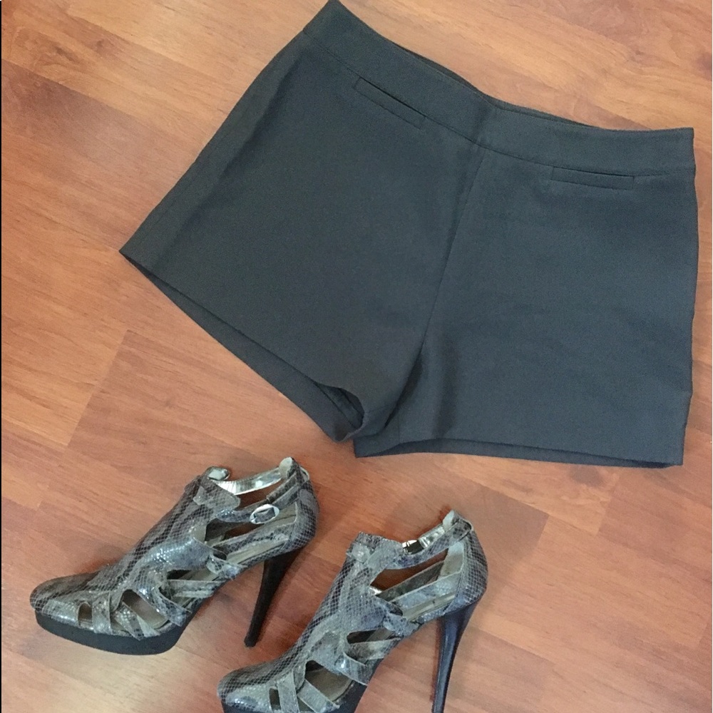 🔴2/$25 NWOT ‘GUESS Collection’ Dressy Shorts Da…